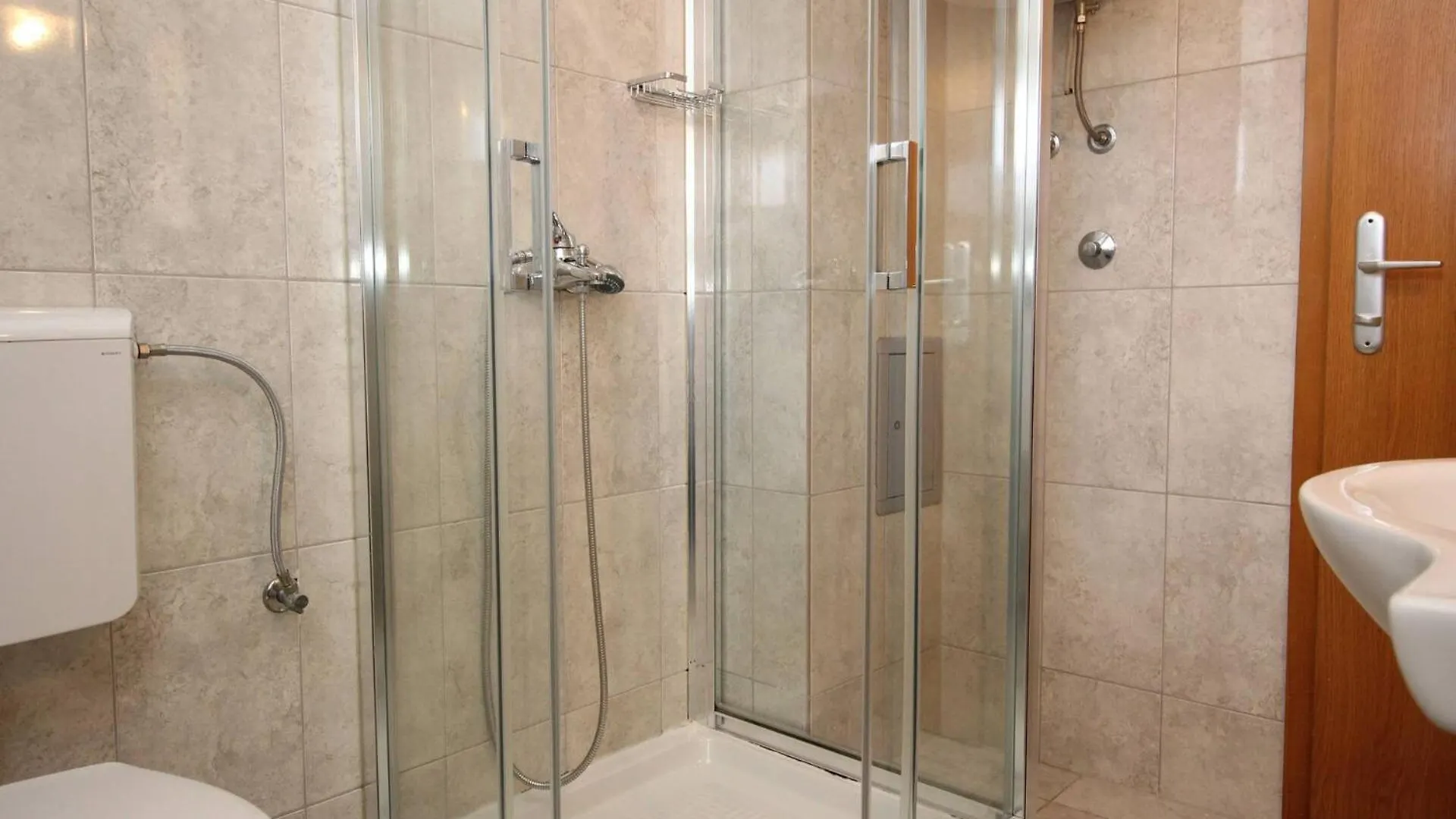 Apartments Knezevic Baska  Baska (Krk)